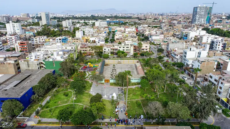 Vista aérea de una zona residencial de Lima con un parque