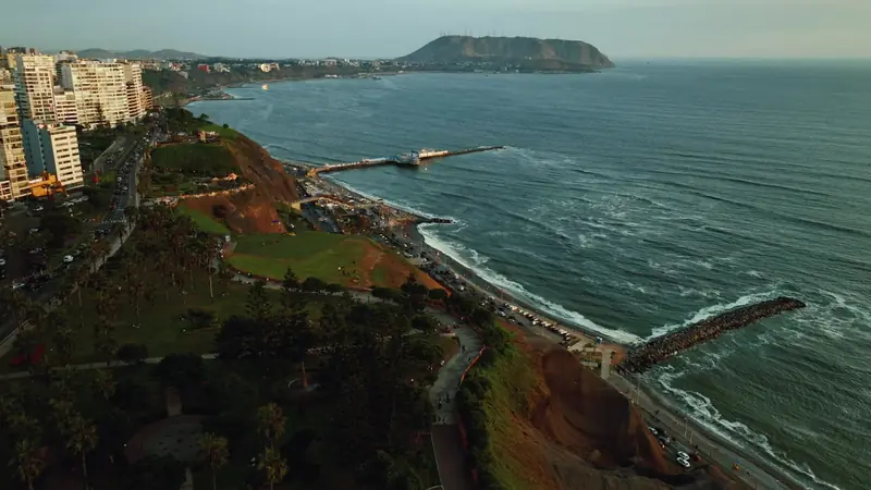 Vista aérea de la Costa Verde de Miraflores, Lima